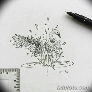 Эскиз татуировки лебедя, выполненный в геометрическом стиле с использованием треугольников и линий, изображенного на воде.